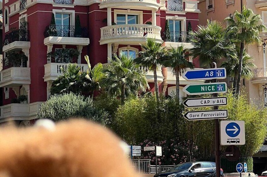 Una señal de calle con indicaciones hacia Niza, Cap d'Ail y Estación Ferroviaria. 4