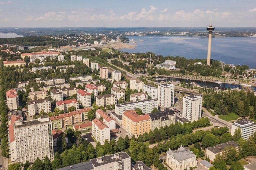 Vista aérea de una ciudad con edificios residenciales, una torre y una masa de agua. 4