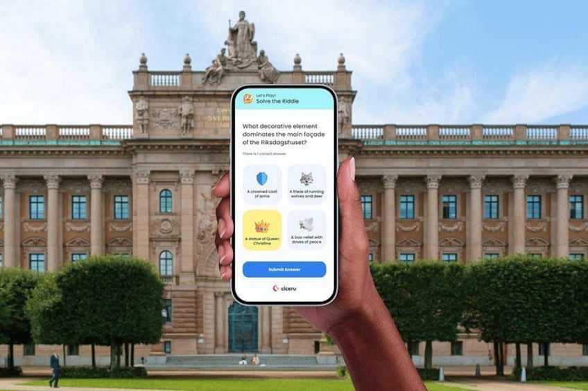 Una mano sosteniendo un teléfono inteligente con una aplicación de acertijos frente a un edificio imponente con columnas y estatuas. 1