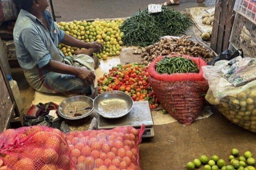 Un vendedor ambulante ofrece verduras y frutas, con sacos de productos y una balanza. 5
