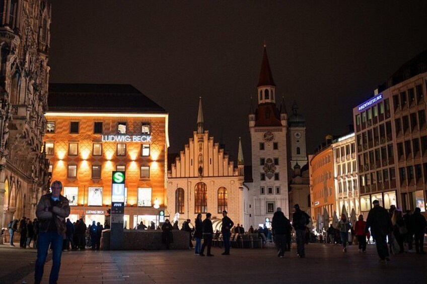 A historic square with a prominent church and a building labeled 'Ludwig Beck.' 3