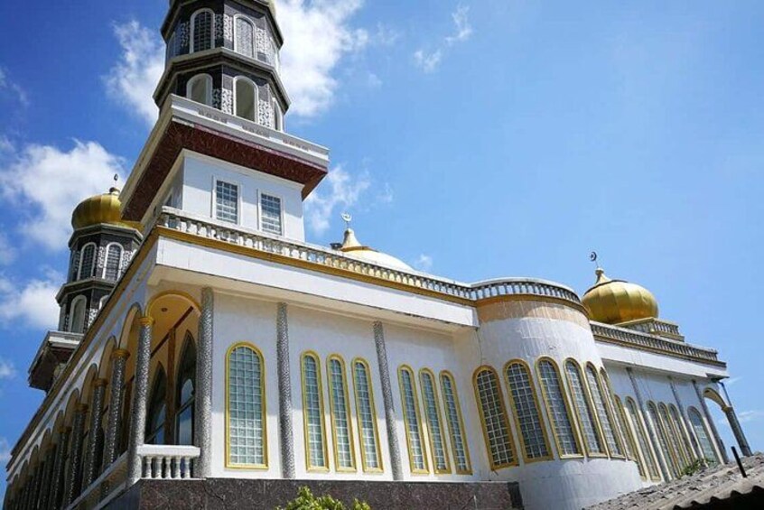 A large, ornate building with multiple domes and a tall minaret. 2