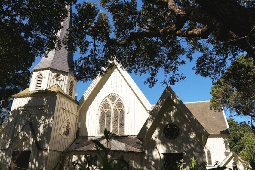 En kyrka med ett torn och spetsbågiga fönster. 1
