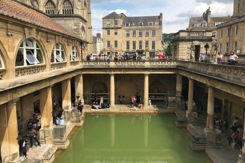 Un bâtiment historique doté d’une cour et d’une piscine verdoyante. 5