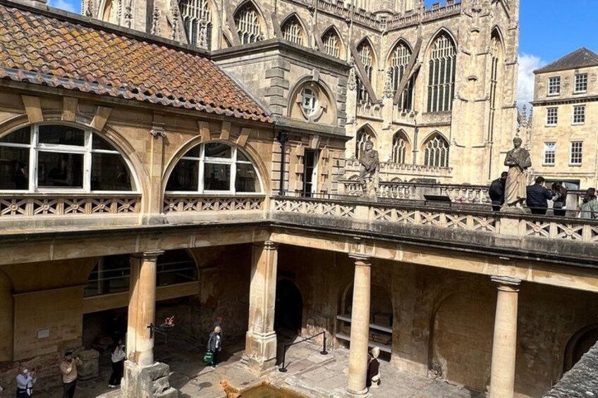 Un bâtiment historique doté de fenêtres en arc de cercle et d’un pont en pierre. 3