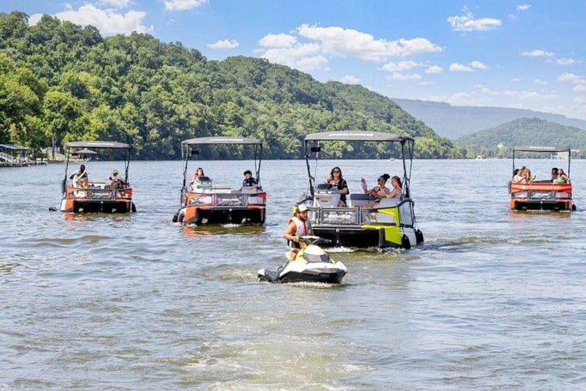 Un lago con varios botes a pedales y una lancha. 2
