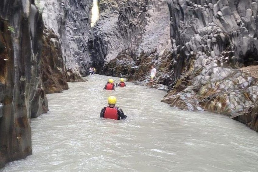 Un río con gente usando chalecos salvavidas y cascos. 2