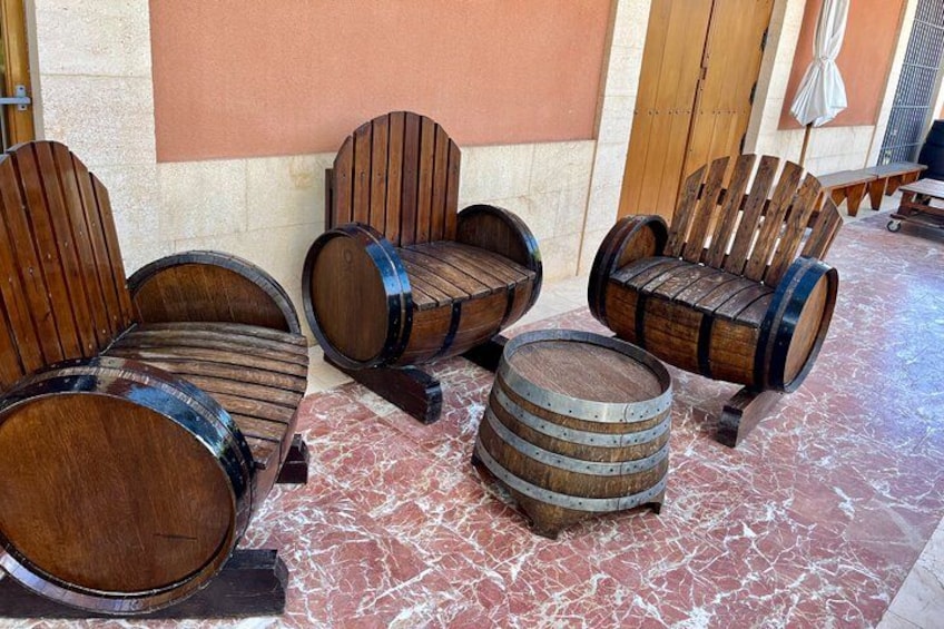 Sillas de barril de madera y una mesa de barril sobre un piso de mármol. 2
