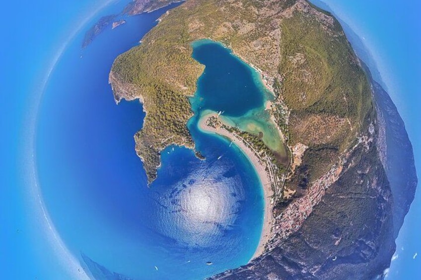 Un paysage côtier comprenant une baie, une péninsule et une vaste étendue d’eau. 3
