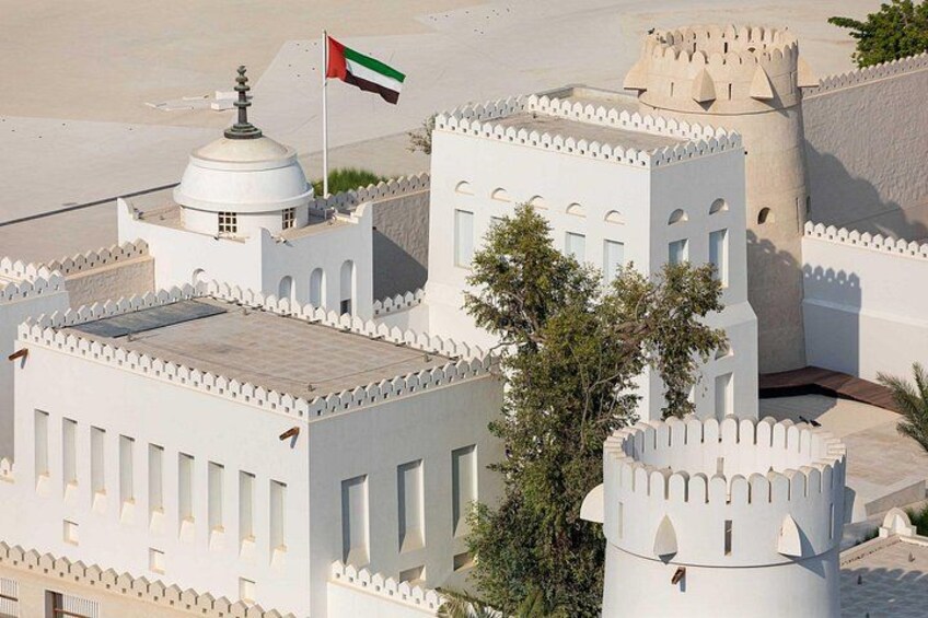 Experience the elegance of history at Qasr Al Hosn, the UAE’s cultural treasure. 1