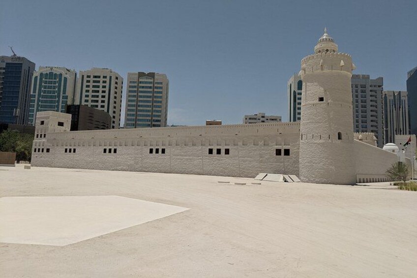 Discover the UAE’s roots at Qasr Al Hosn, a symbol of tradition and craftsmanship. 4