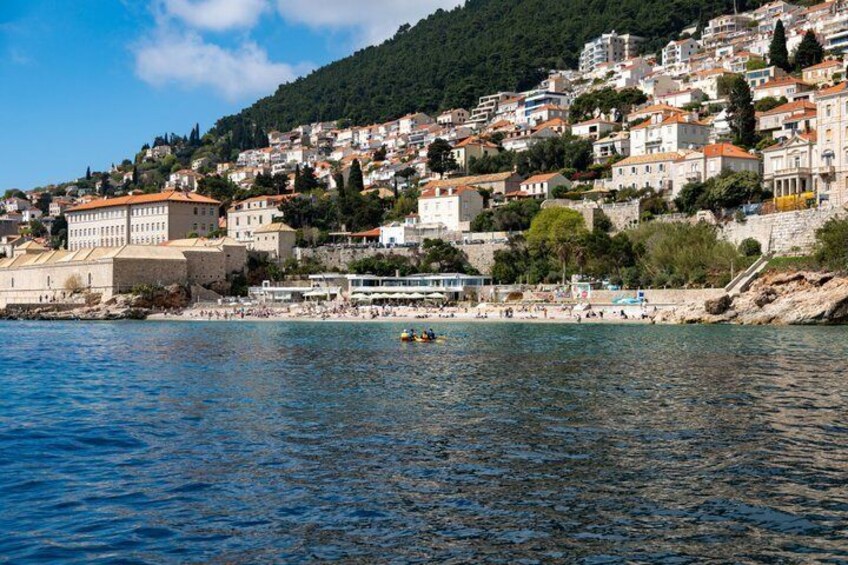 Une ville côtière avec des bâtiments, une plage et une mer bleue et limpide. 3