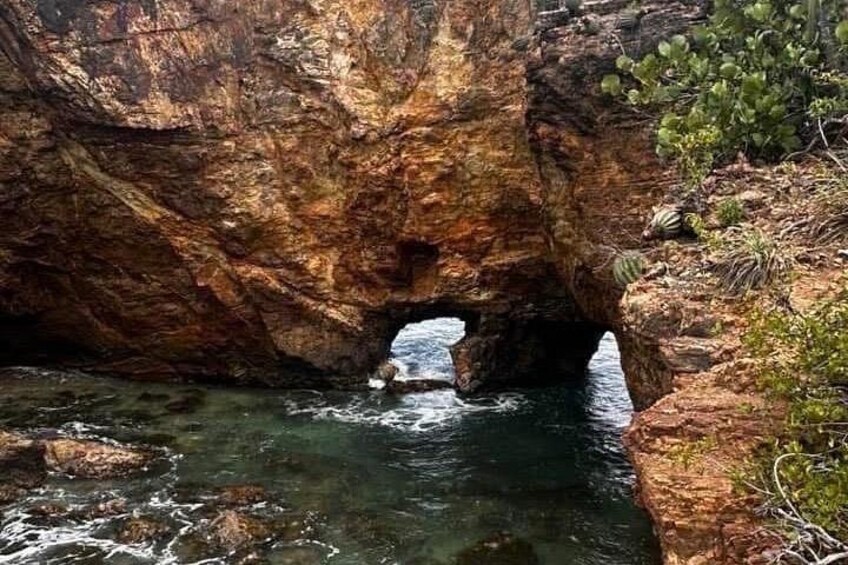 Cupecoy’s Hidden caves 1