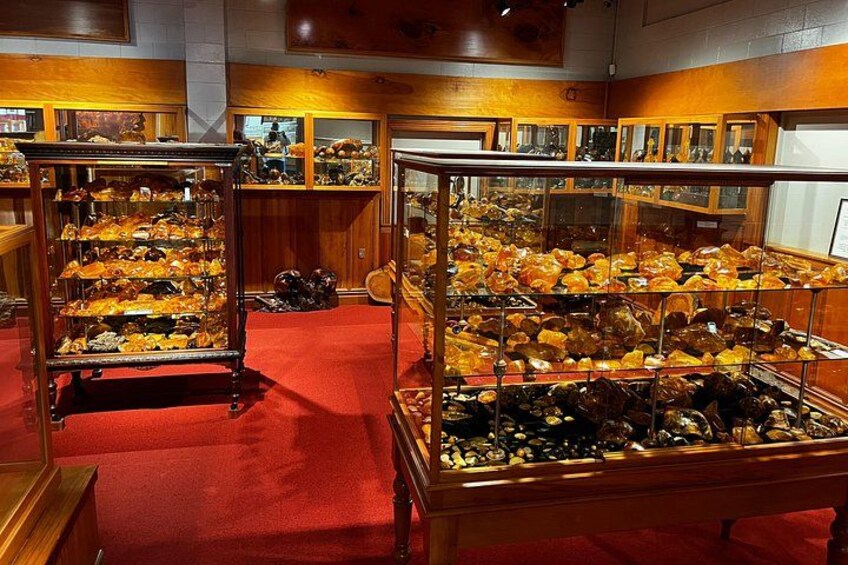 Una panadería con varios mostradores repletos de pasteles y productos horneados. 2