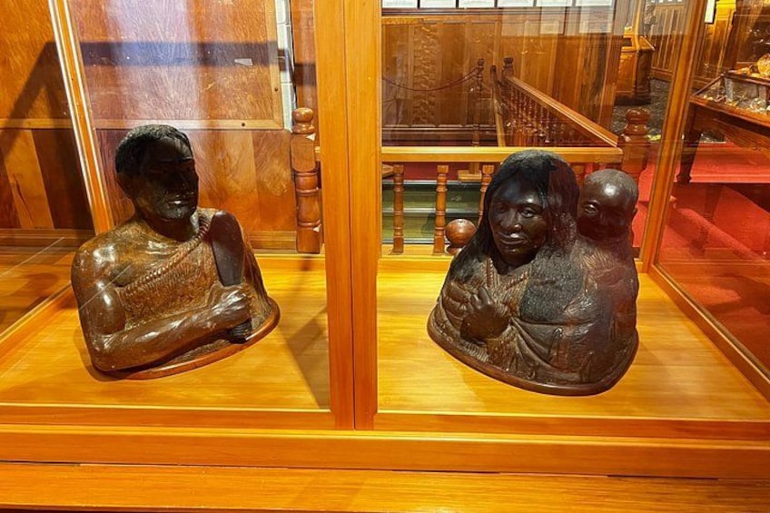 Dos esculturas de madera en una vitrina de cristal. 3