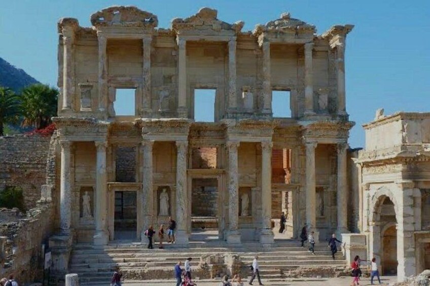 Une ruine antique, avec des colonnes et des marches. 1