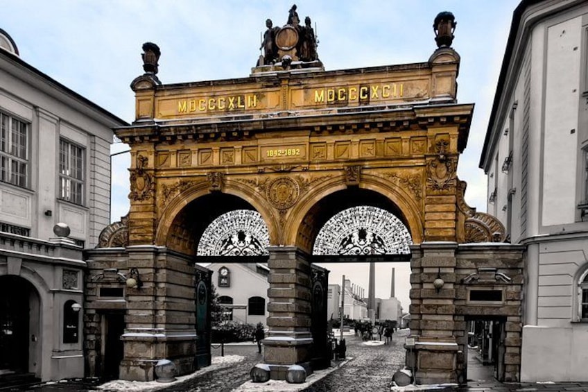 Un arco histórico con inscripciones y elementos decorativos. 1