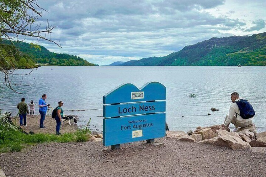 Ein Schild, das Besucher in Loch Ness und Fort Augustus willkommen heißt. 3