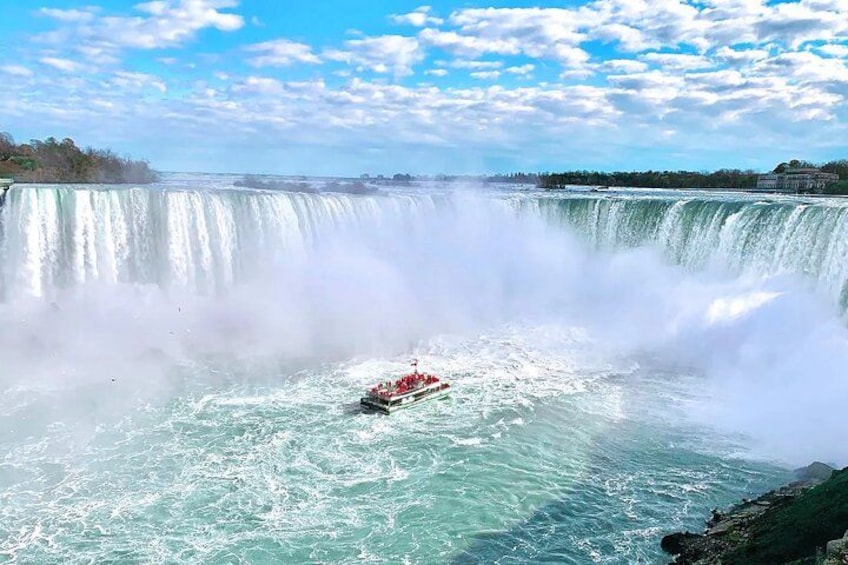 Hornblower Cruise with Horseshoe Falls Mist 3