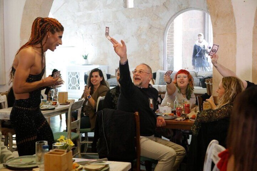 Un grupo de personas en un restaurante, una persona tomándose un selfie. 3