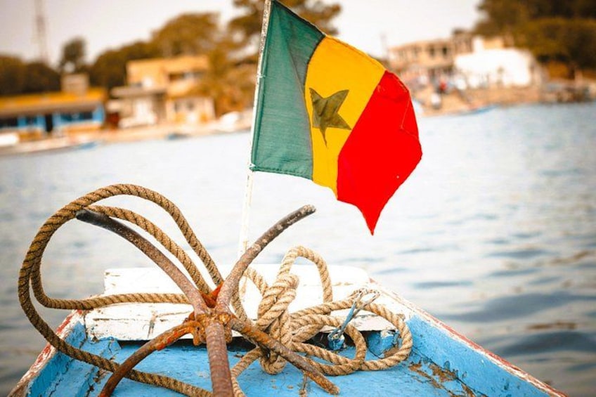 Een boot met een vlag, touwen en een blauw-witte romp. 3