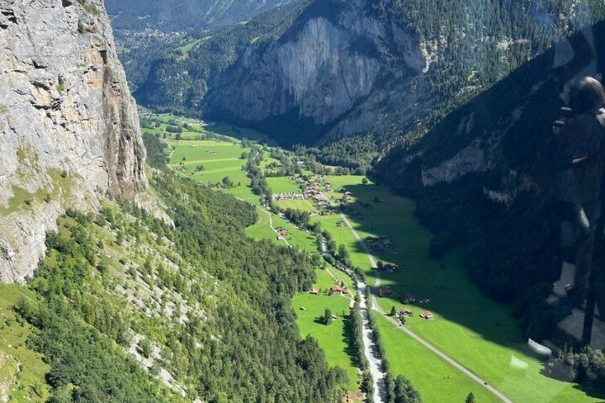 Une vallée traversée par une rivière, avec des champs verdoyants et une montagne. 2