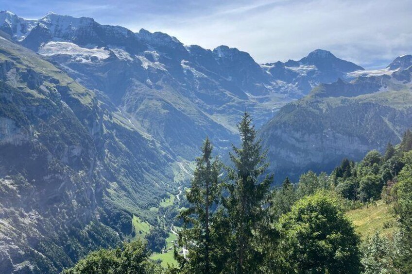 Un paysage montagneux caractérisé par de vastes forêts et des pics escarpés. 4