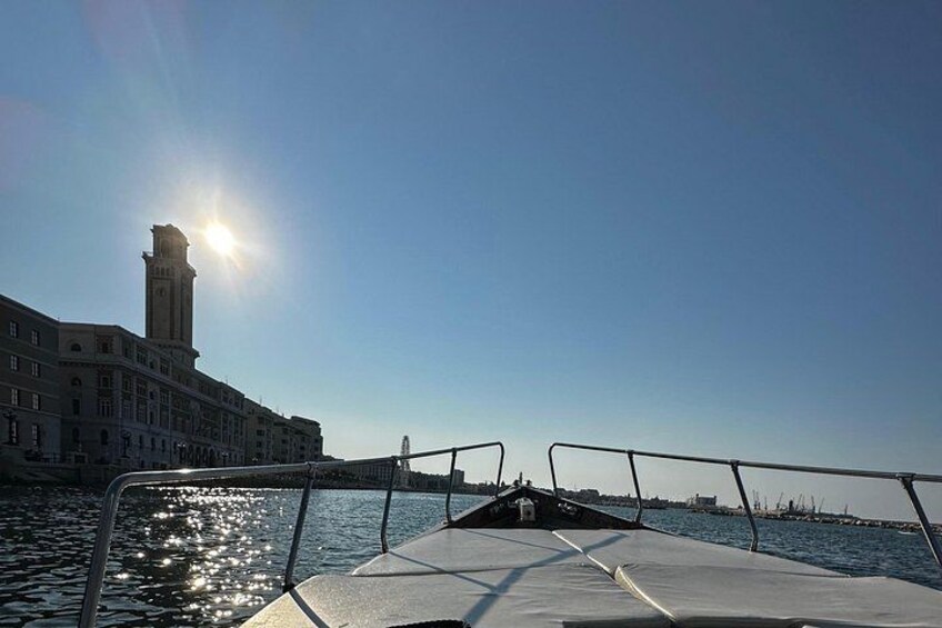Un bote en el agua, con una torre al fondo. 3