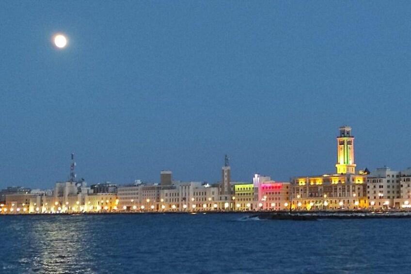 Un horizonte urbano nocturno con una torre destacada iluminada. 5