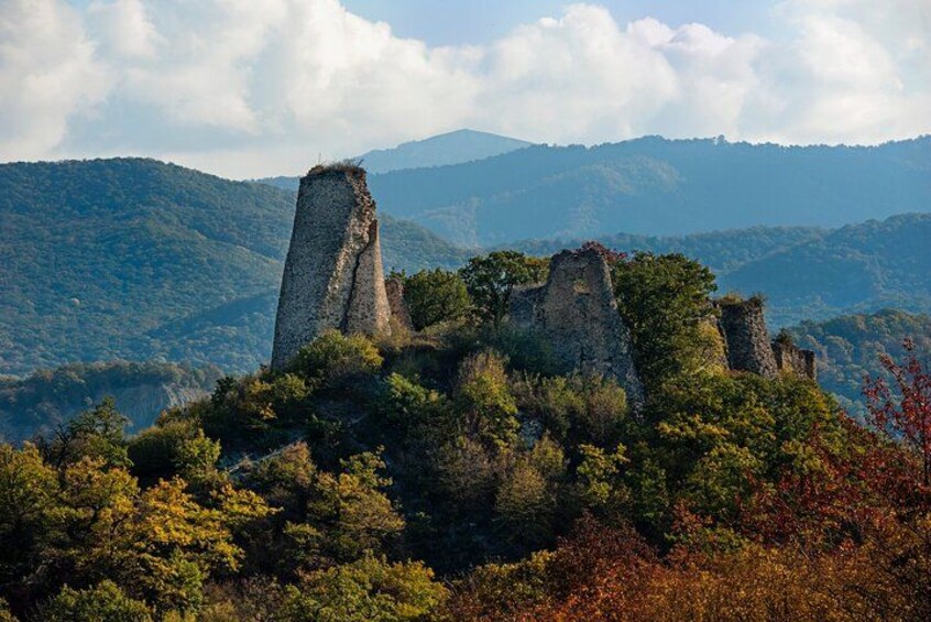 Un paysage montagneux parsemé de ruines de pierre datant de l’Antiquité et d’une forêt dense. 3