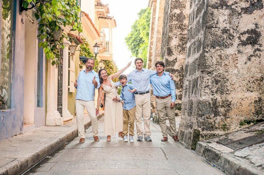 Private photo tour: The best way to explore Cartagena’s most beautiful spots while capturing unforgettable memories. Discover with an expert guide and take stunning photos. 1