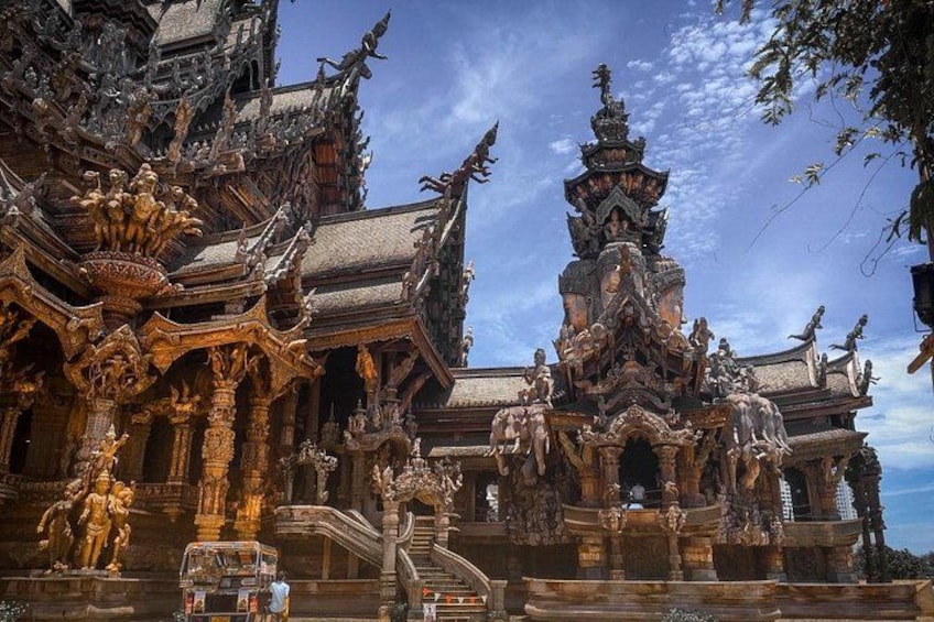 Un temple traditionnel orné de sculptures et de statues complexes. 2