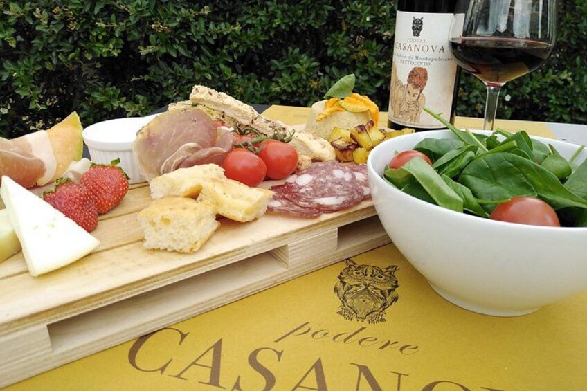 Enjoy a meal with wine tasting in the vineyard of Podere Casanova 3