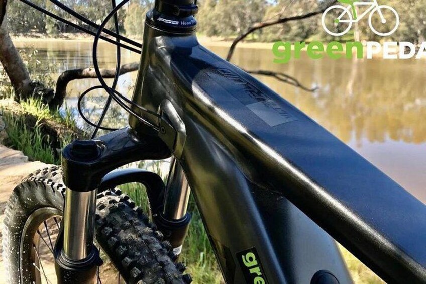 Una bicicleta de montaña con portabidón y neumático. 3