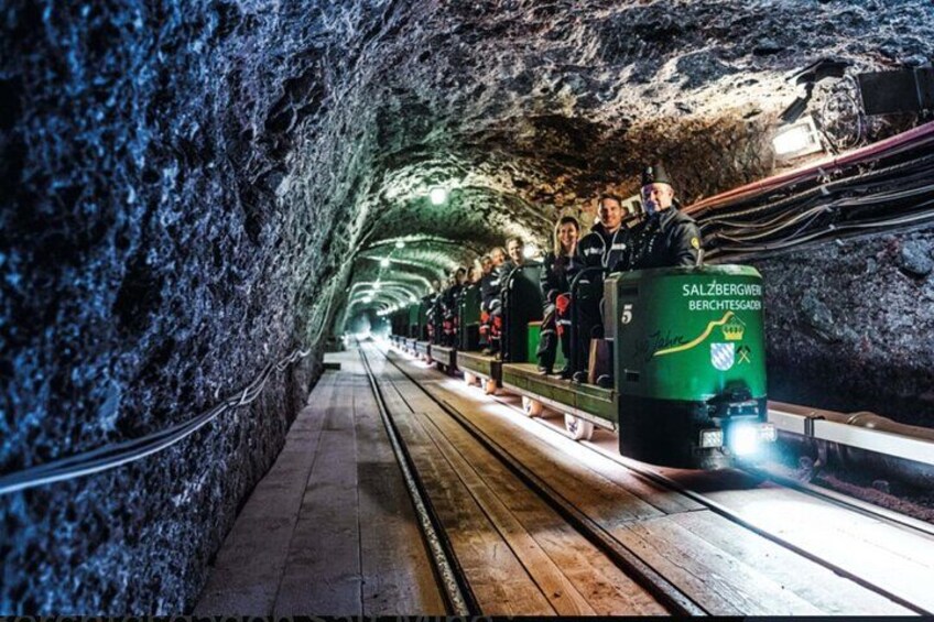 Un grupo de personas en un túnel con un tren. 3