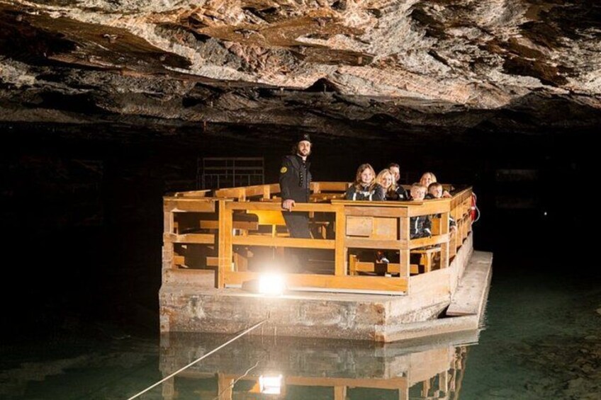 Una plataforma de madera con gente dentro de una cueva. 4