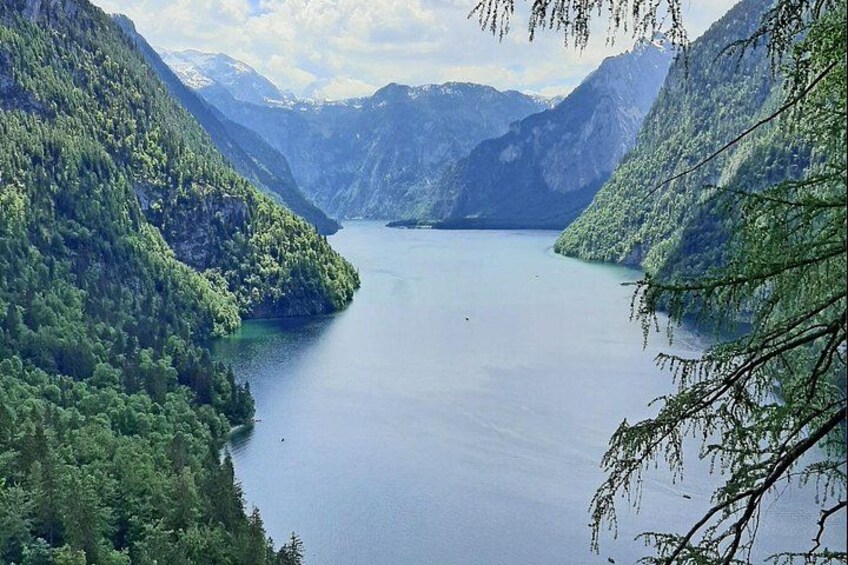 Un lago rodeado de montañas boscosas. 2