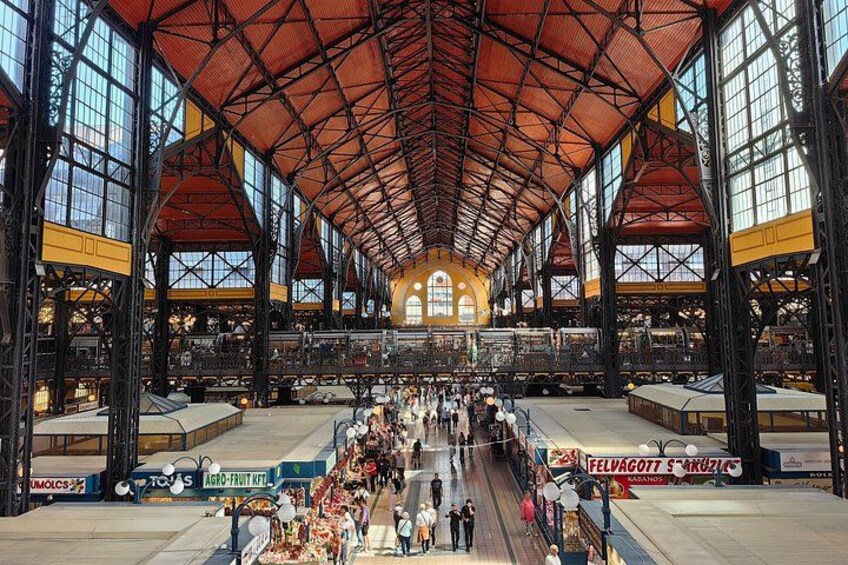 Ein großer Bahnhof mit hoher, gewölbter Decke und mehreren Gleisen. 2