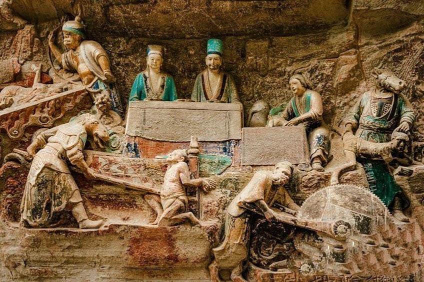 Een gedetailleerde stenen gravure van een historisch tafereel, met figuren in traditionele kledij, een boot en een bergachtige achtergrond. 4