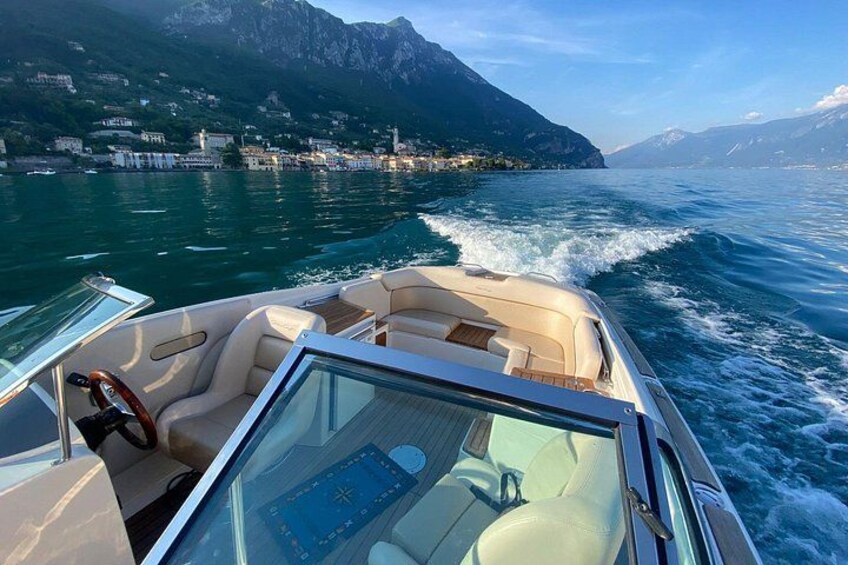 Private boat tour on Lake Garda with Skipper 2H 4