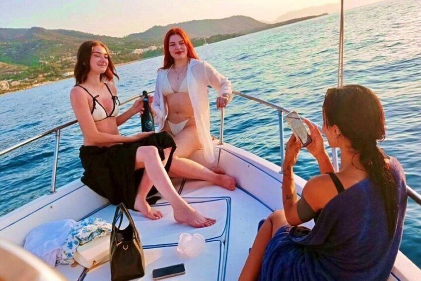 Drei Personen in einem Boot auf dem Wasser, mit Hügeln im Hintergrund. 3