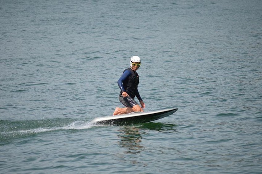 E-foil surf lesson on Lake Como with Aperitivo 5