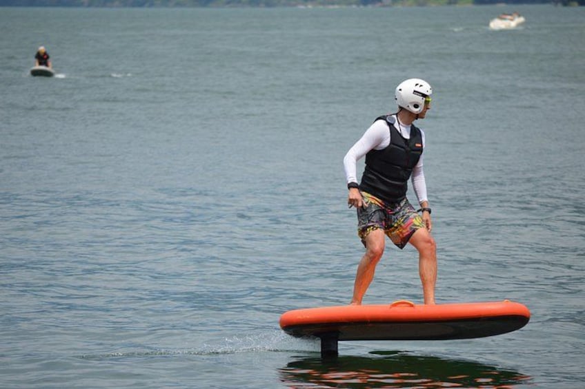 E-foil surf lesson on Lake Como with Aperitivo 2
