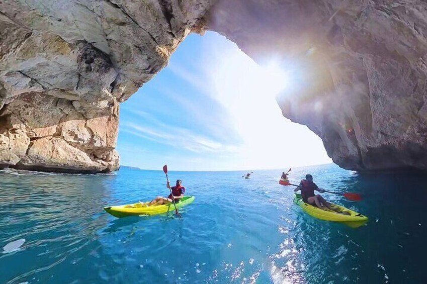 Des kayakistes dans une crique, près d’une grande formation rocheuse. 2