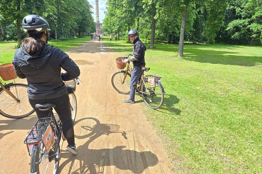 Berlin : The best bike tour with a Berlin guide and insider tips 2