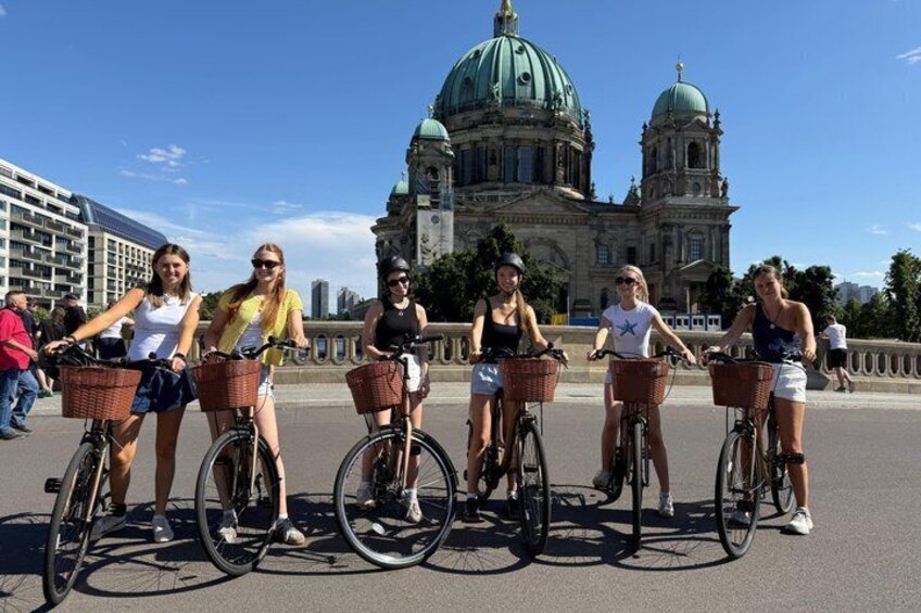 Berlin : The best bike tour with a Berlin guide and insider tips 2