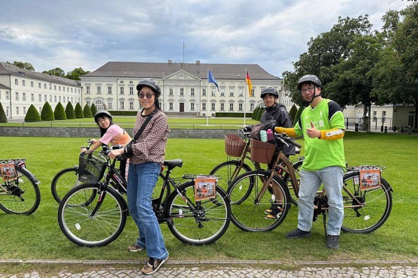 Berlin : The best bike tour with a Berlin guide and insider tips 4