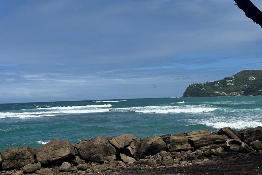 Una costa rocciosa con le onde che si infrangono sulle rocce. 3