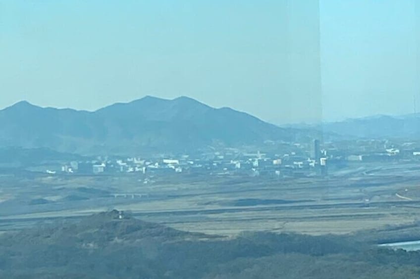 A town with mountains in the background and a clear sky. 5