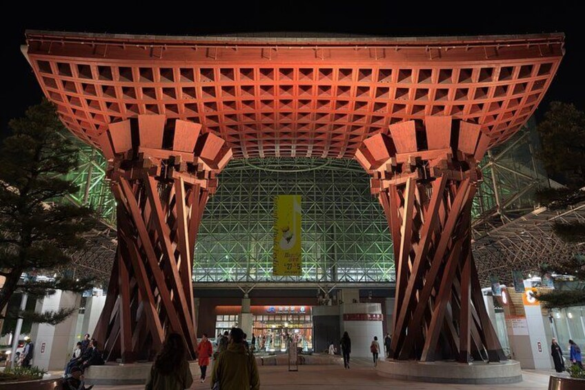 Una estructura grande e iluminada con techo de rejilla y fondo de malla verde. 2